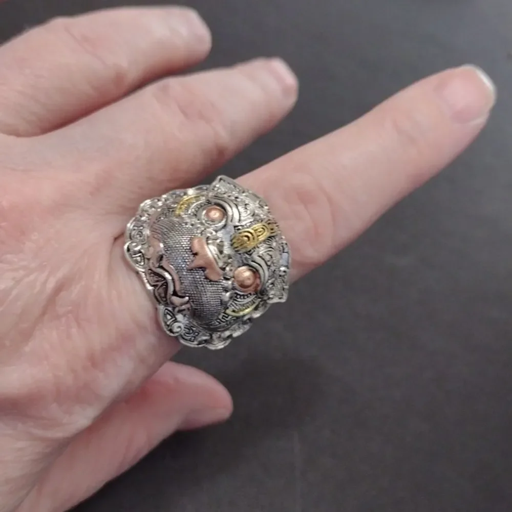 Silver tone ring looks like a tribal animal size 7